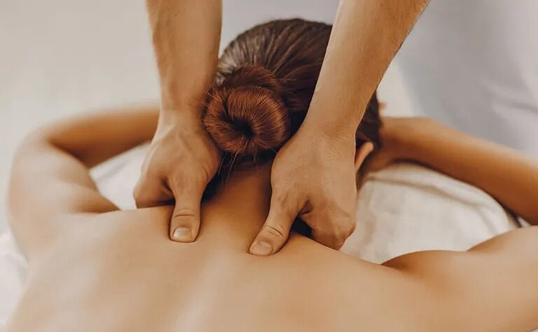 Trị liệu thân tâm trí là gì? Liệu pháp tự nhiên chữa lành thân tâm trí 20 Kết hợp châm cứu và bấm huyệt