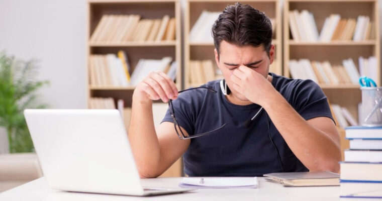 Khó tập trung và giảm khả năng làm việc