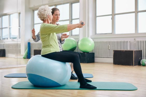 Bài tập thể dục chữa bệnh cho người già tăng cường sức khỏe, giảm bệnh tật 33 Thể dục với bóng